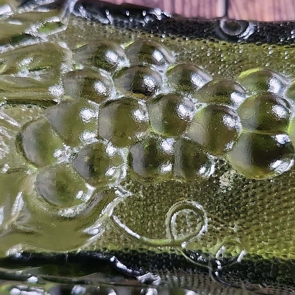 Vintage Anchor Hocking Avocado Green Footed Grape Glass vase - Picture 7 of 16